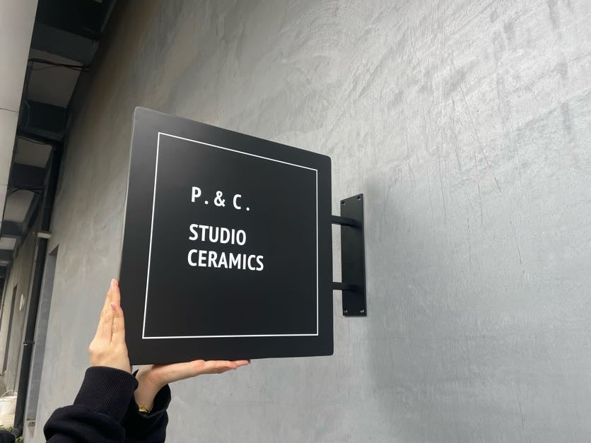 Kurumsal logo baskısıyla özelleştirilmiş kare yönlendirme tabelası.

