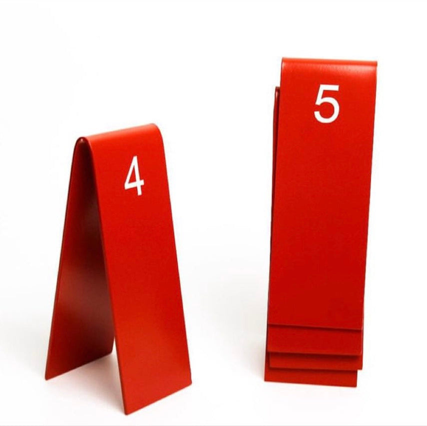 Kurumsal kimliğe özel renkte üretilen sade metal masa numarası.