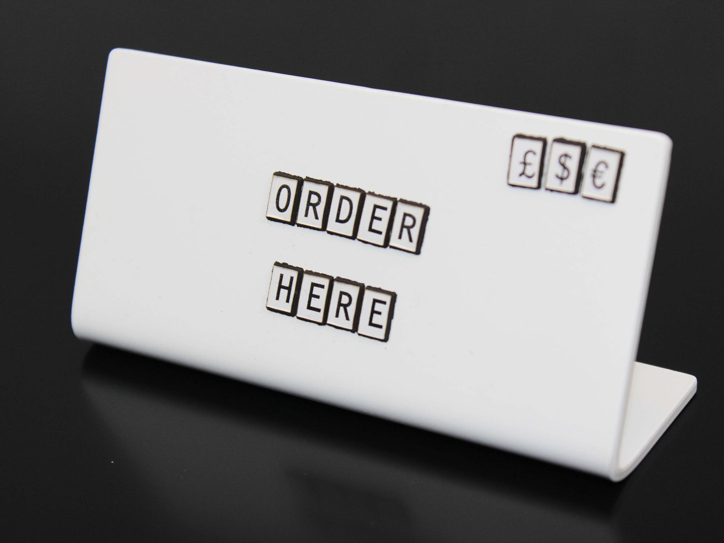 Harf seti ve metal standın kutu içeriği.