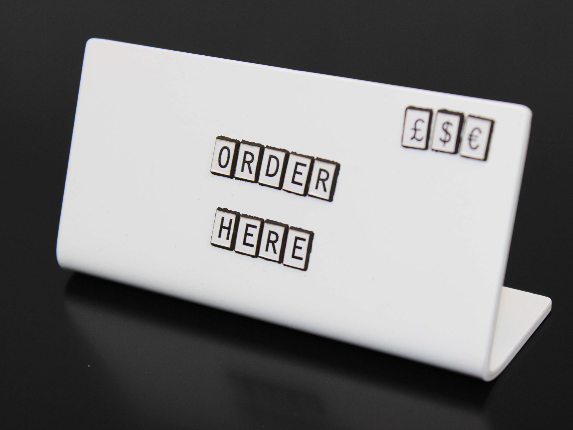 Harf seti ve metal standın kutu içeriği.