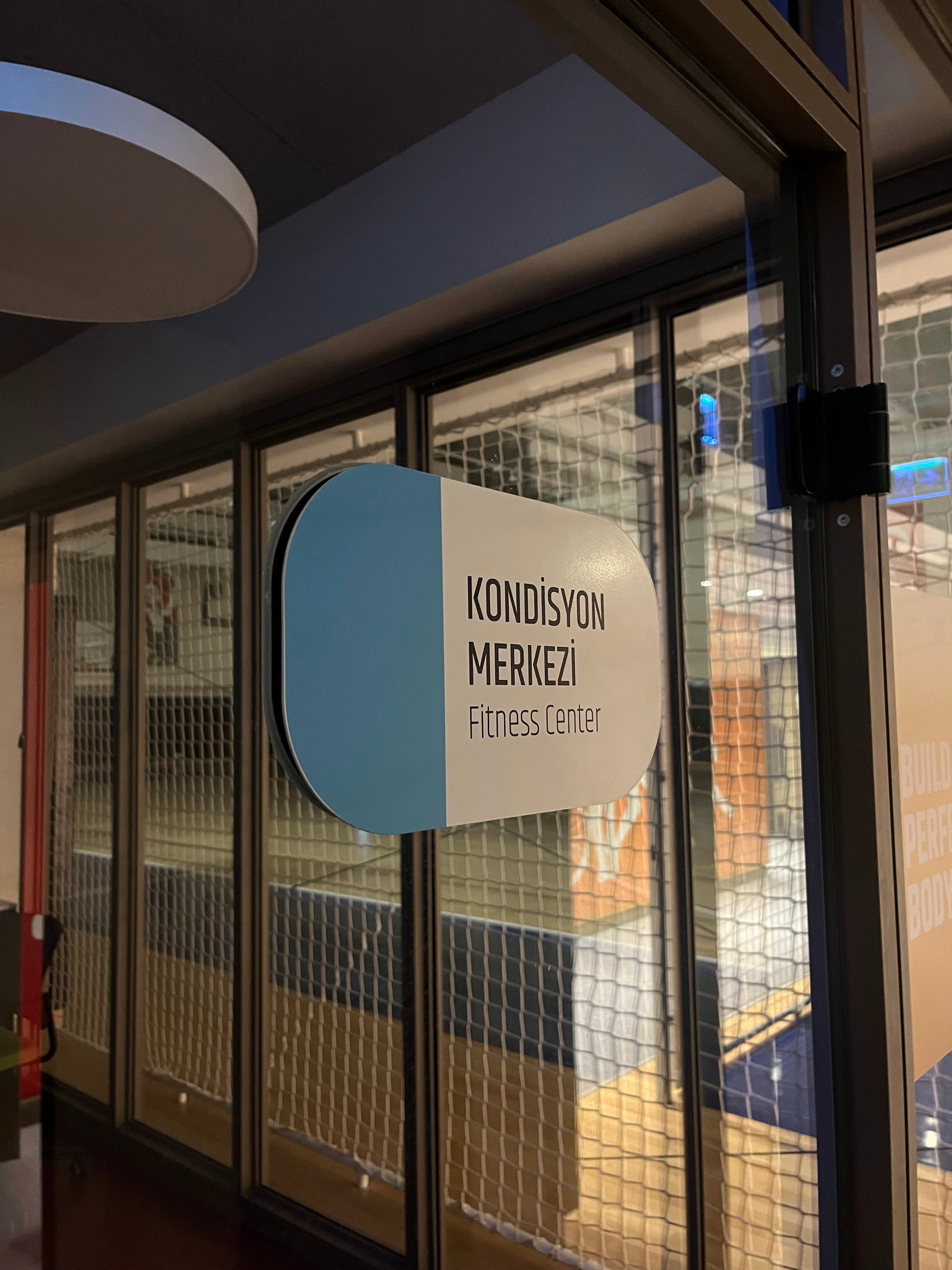 Laboratuvar kapısı için hazırlanmış yönlendirici tabela