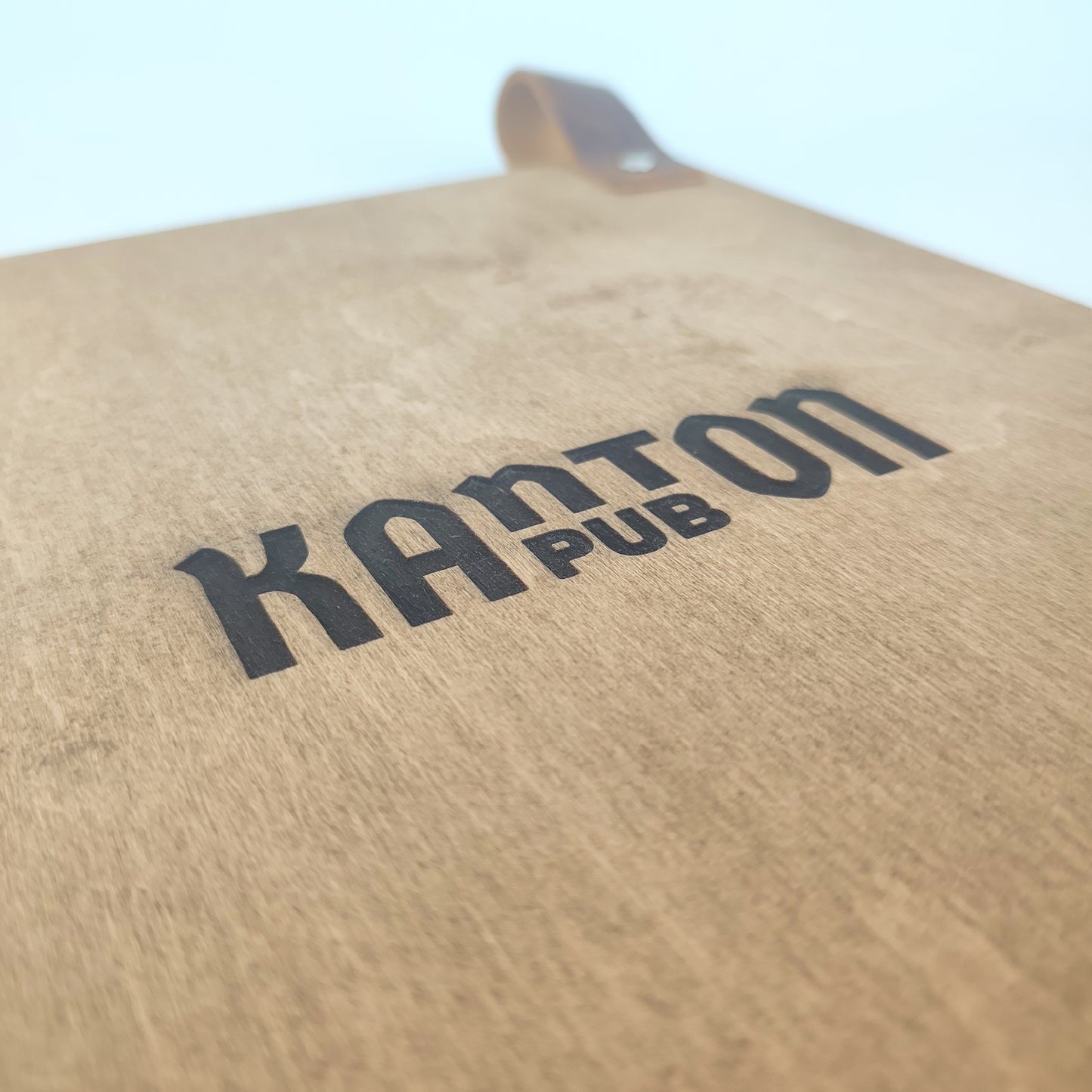 Ahşap menü tahtasının arkasına lazer kazıma yöntemiyle eklenmiş logo detayı.