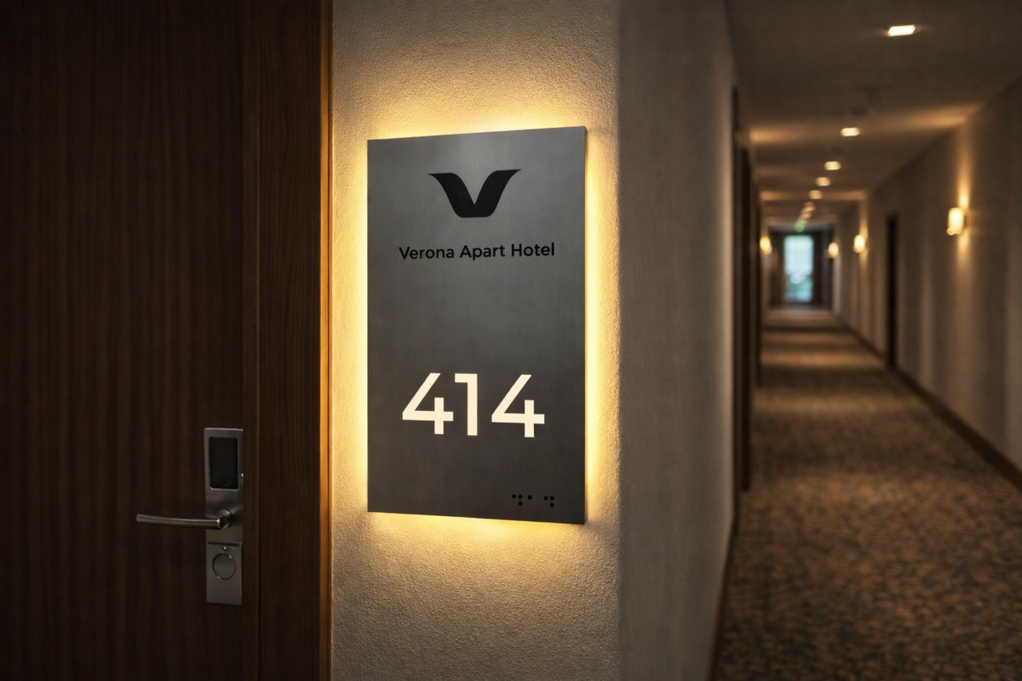 Paslanmaz çelik krom görünümlü LED ışıklı otel oda numarası tabelası 414 model duvara monte edilmiş halde