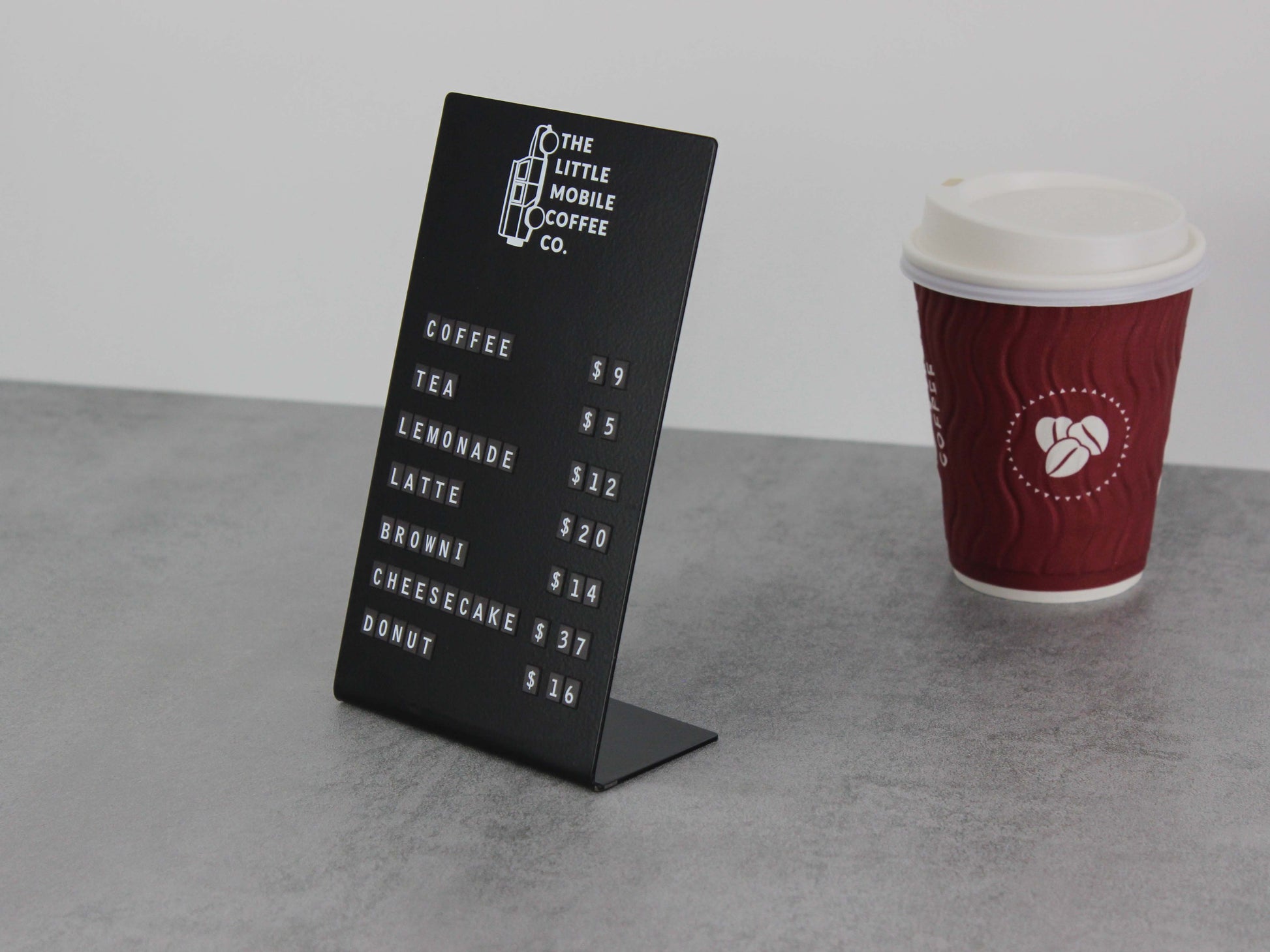 Metal standın üzerine baskılanmış özel logo örneği.