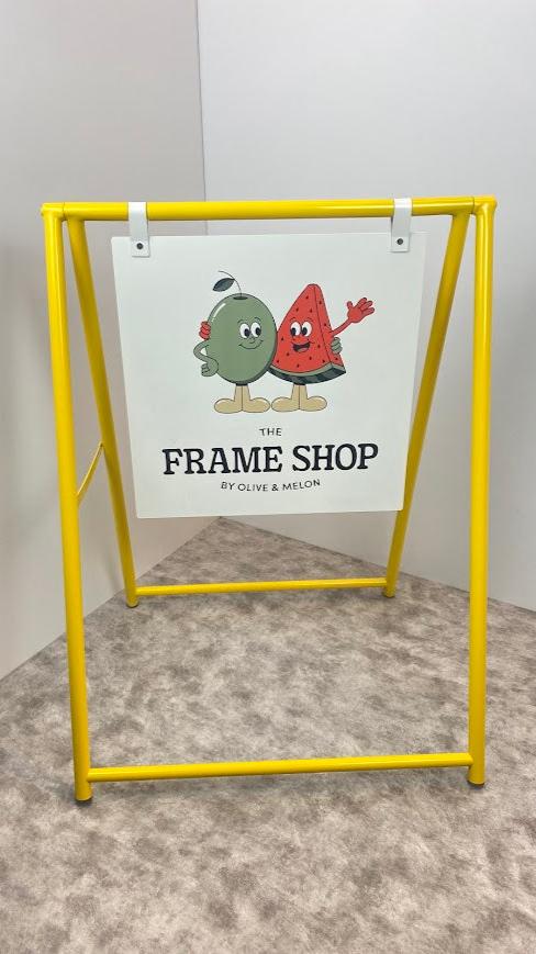 Tabelanın ön yüzeyinde yer alan örnek logo baskısı.