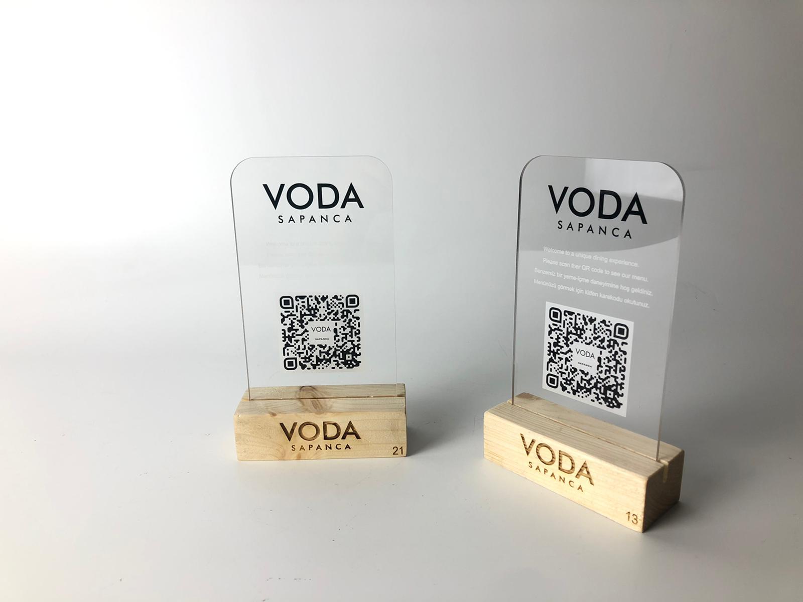 Logo baskili ve lazer kazimali ahsap ayakli qr stand