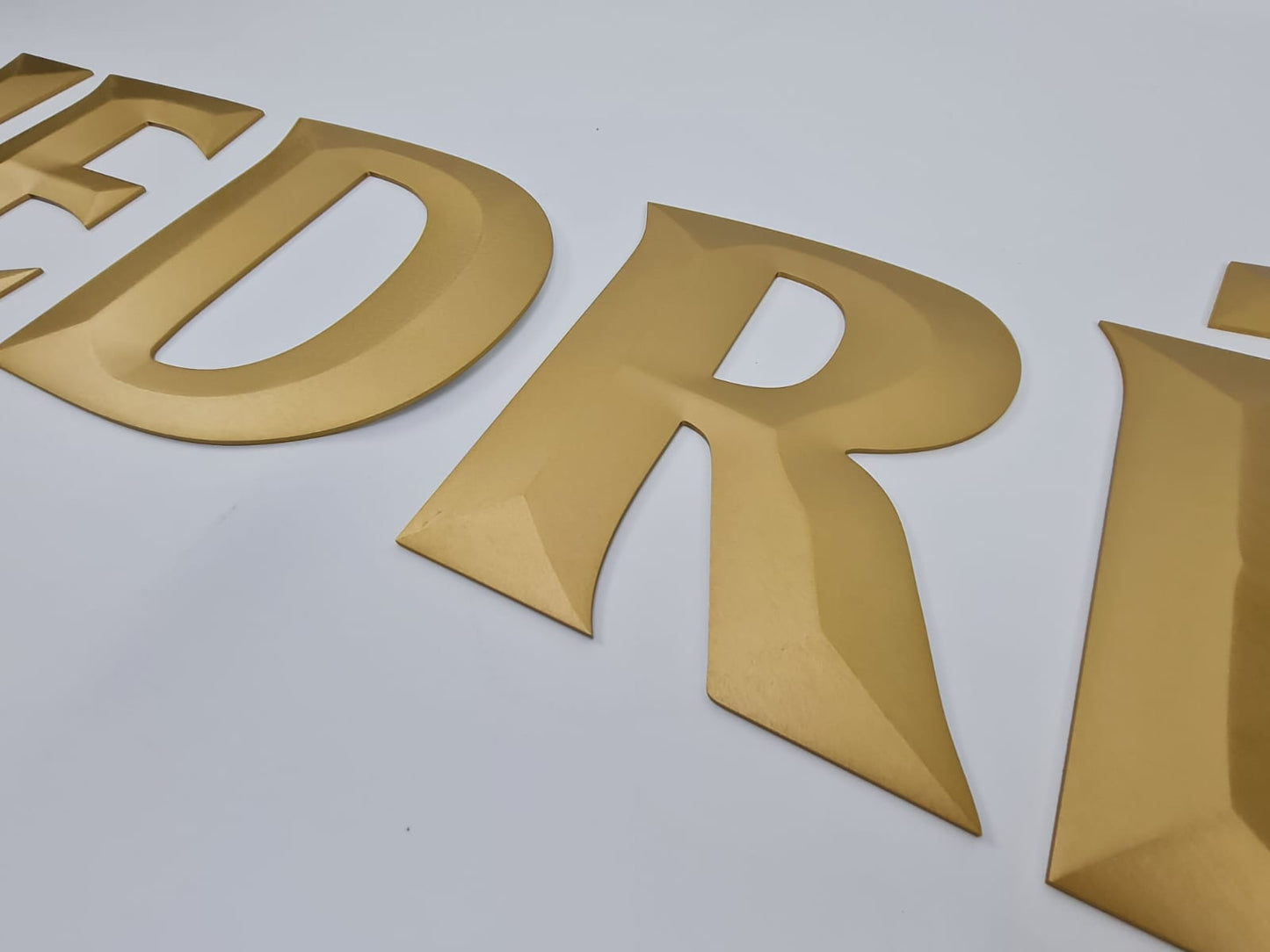 Marka logosu için üretilmiş 3D duvar harf uygulaması