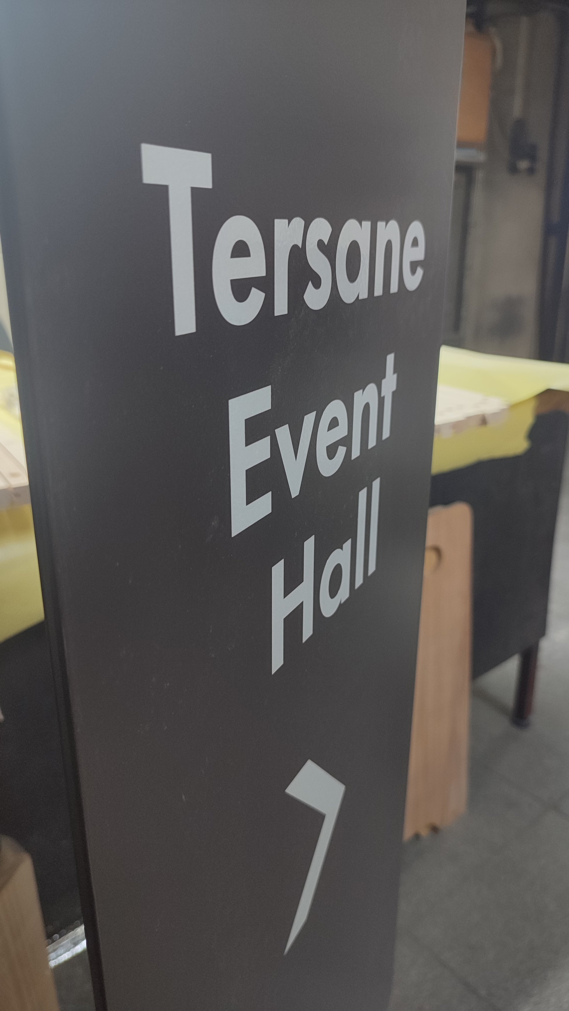 İşletme logosu ile UV baskı uygulanmış kişiselleştirilebilir metal yönlendirme tabelası.