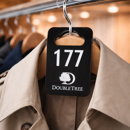 Restoran vestiyer bölümünde kullanılan UV baskılı pleksi askı numarası modeli.