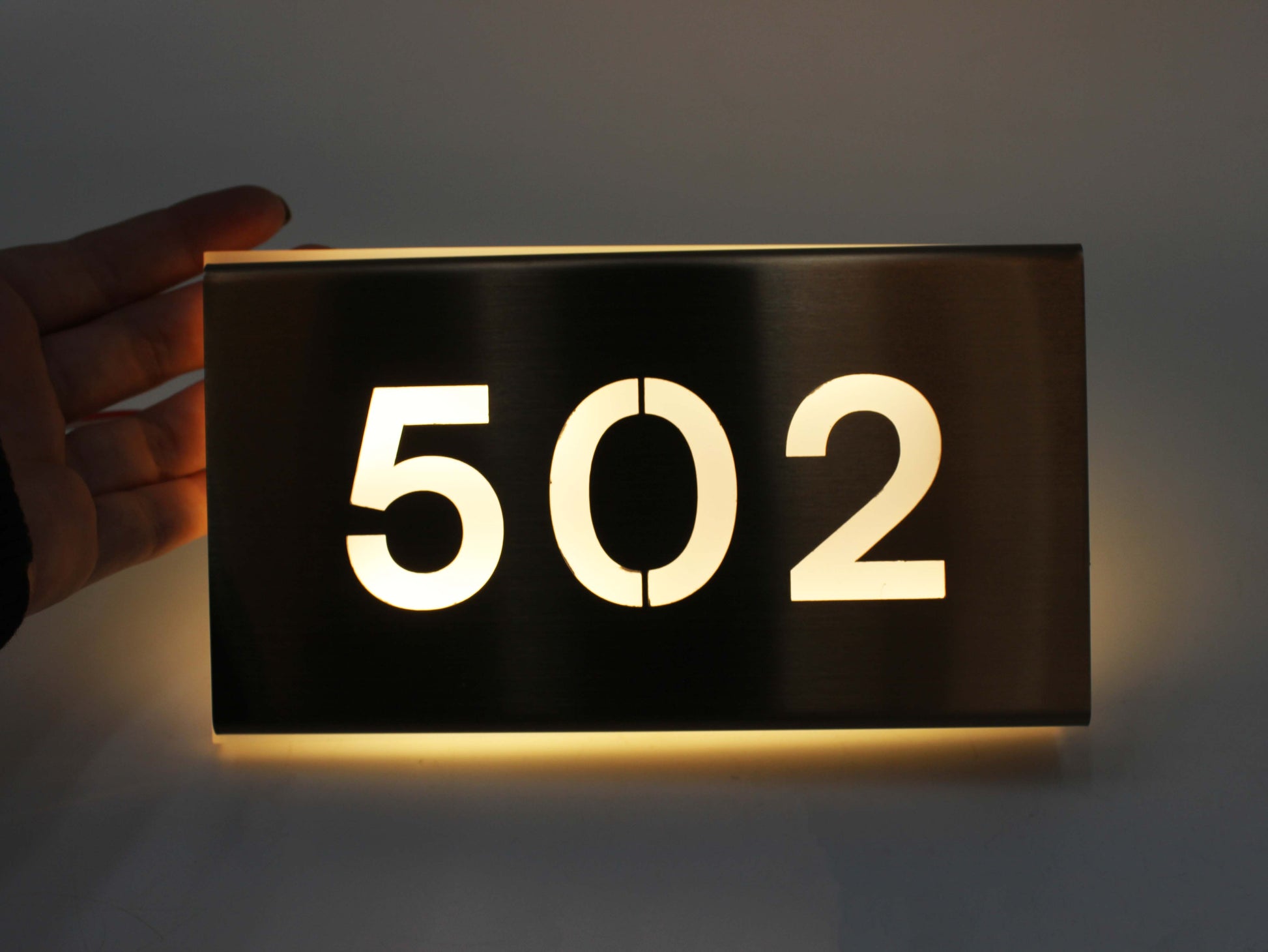 Arka ışık efektiyle parlayan lüks oda numarası