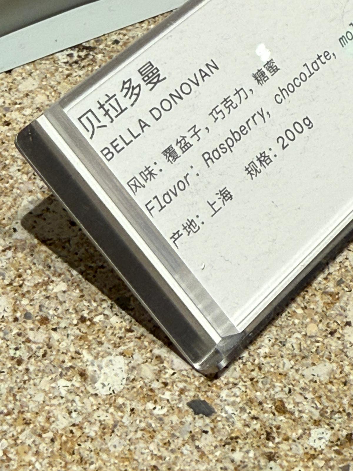 Mağaza vitrini önünde ürün bilgisi sergileyen alüminyum akrilik kartlık