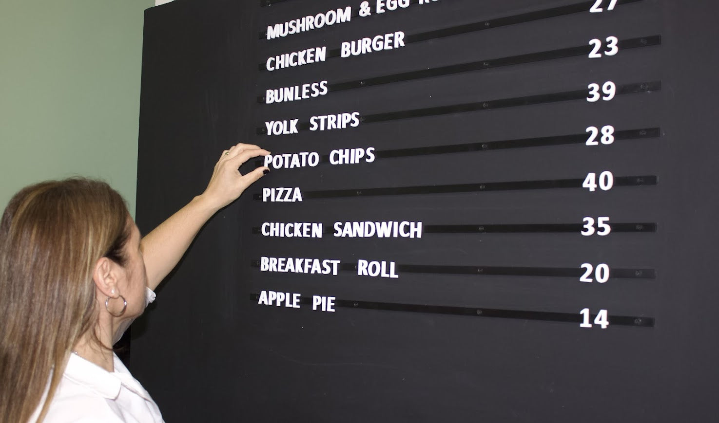 Mağazalar için ürün tanıtımında kullanılan mıknatıslı pano.