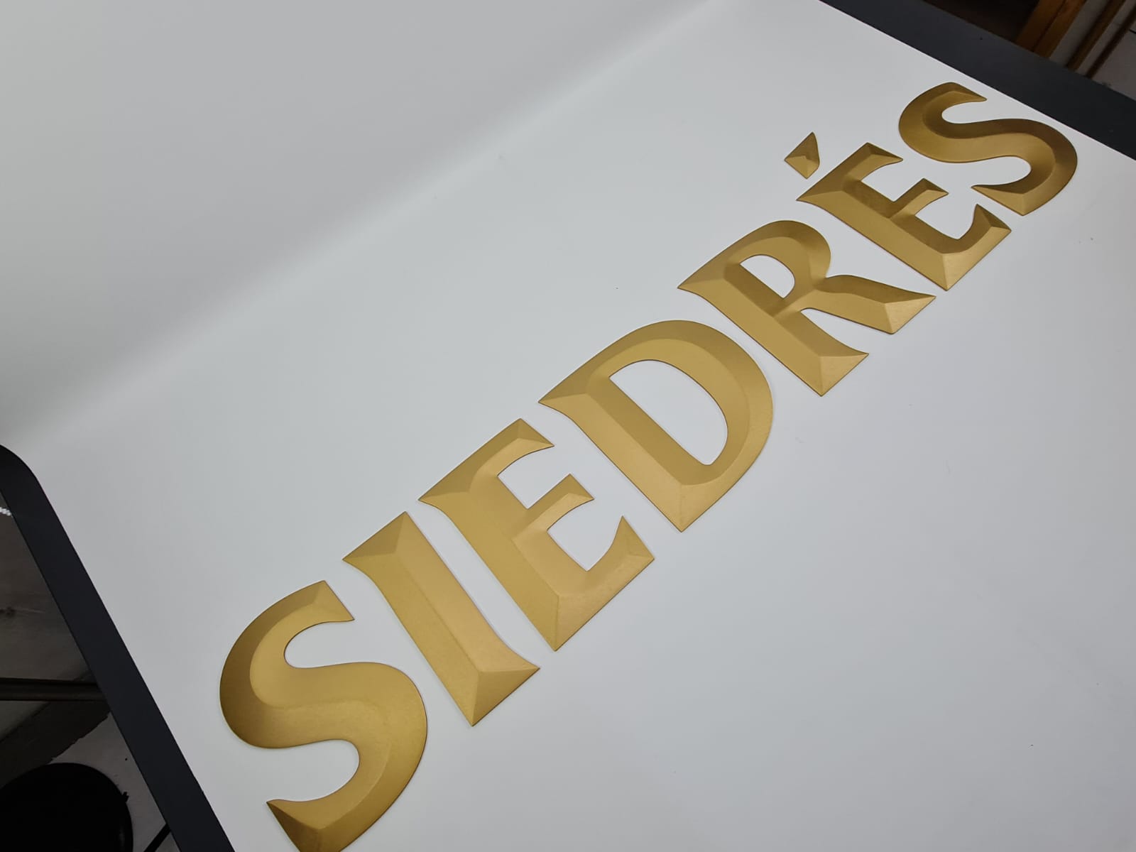 Mağaza vitrini için hazırlanan dikkat çekici 3D harf tabela