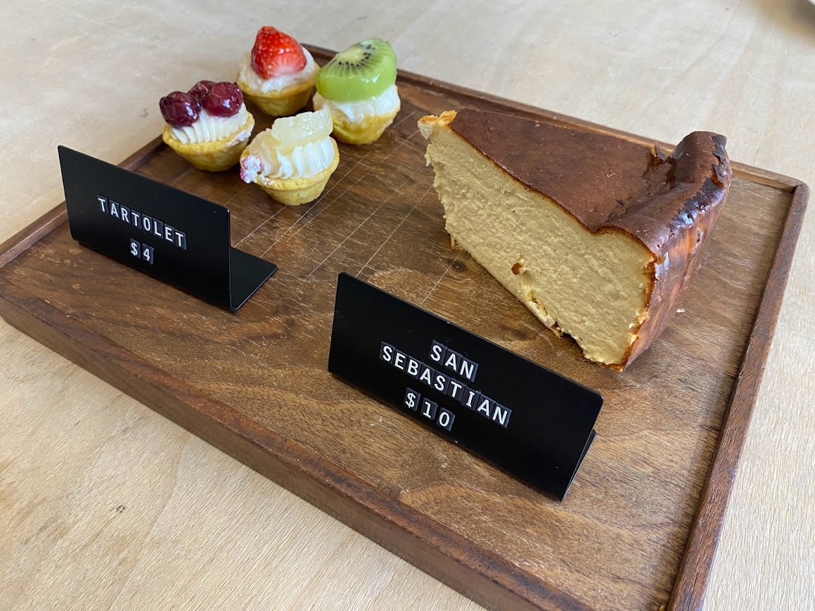 Mağaza vitrin sunumu için portatif metal etiket.