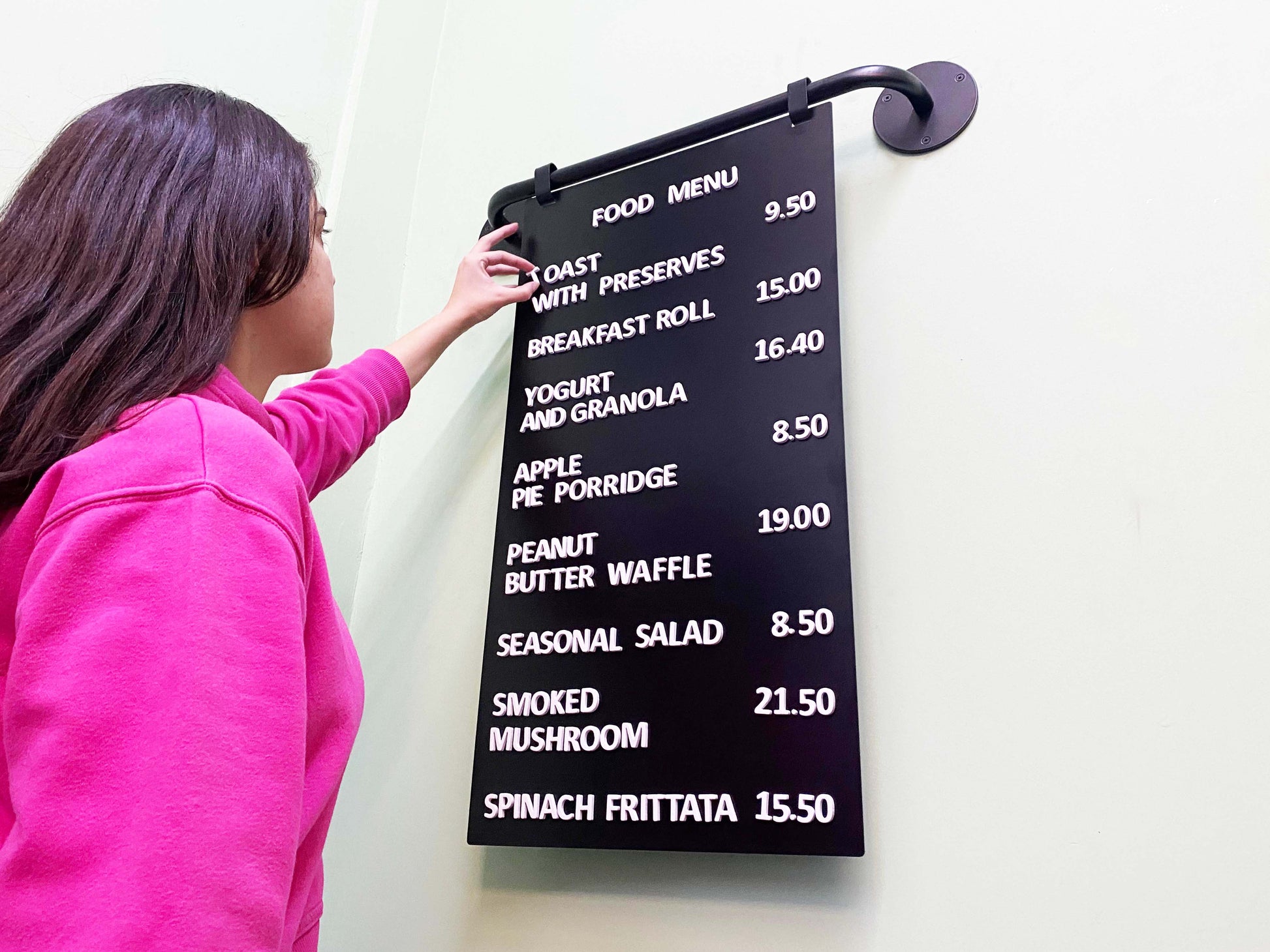 Mıknatıslı harflerle özelleştirilmiş menü panosu