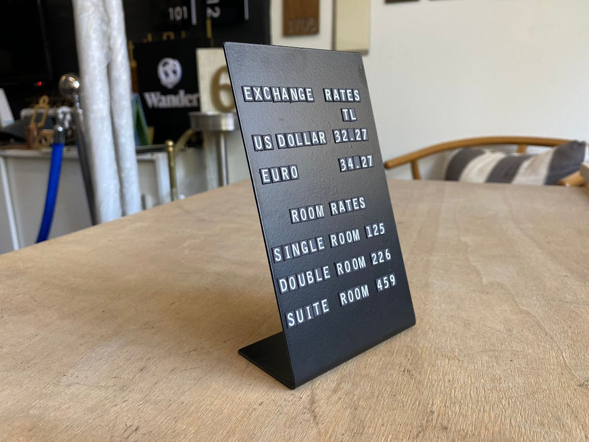 Siyah renkte özelleştirilebilir mıknatıslı metal harf standı.

