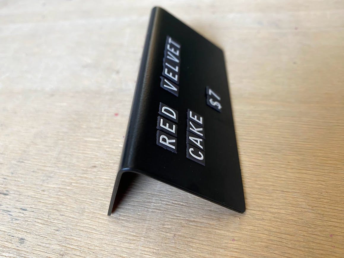 Magnetik harf sistemiyle kolay kullanım sunar.