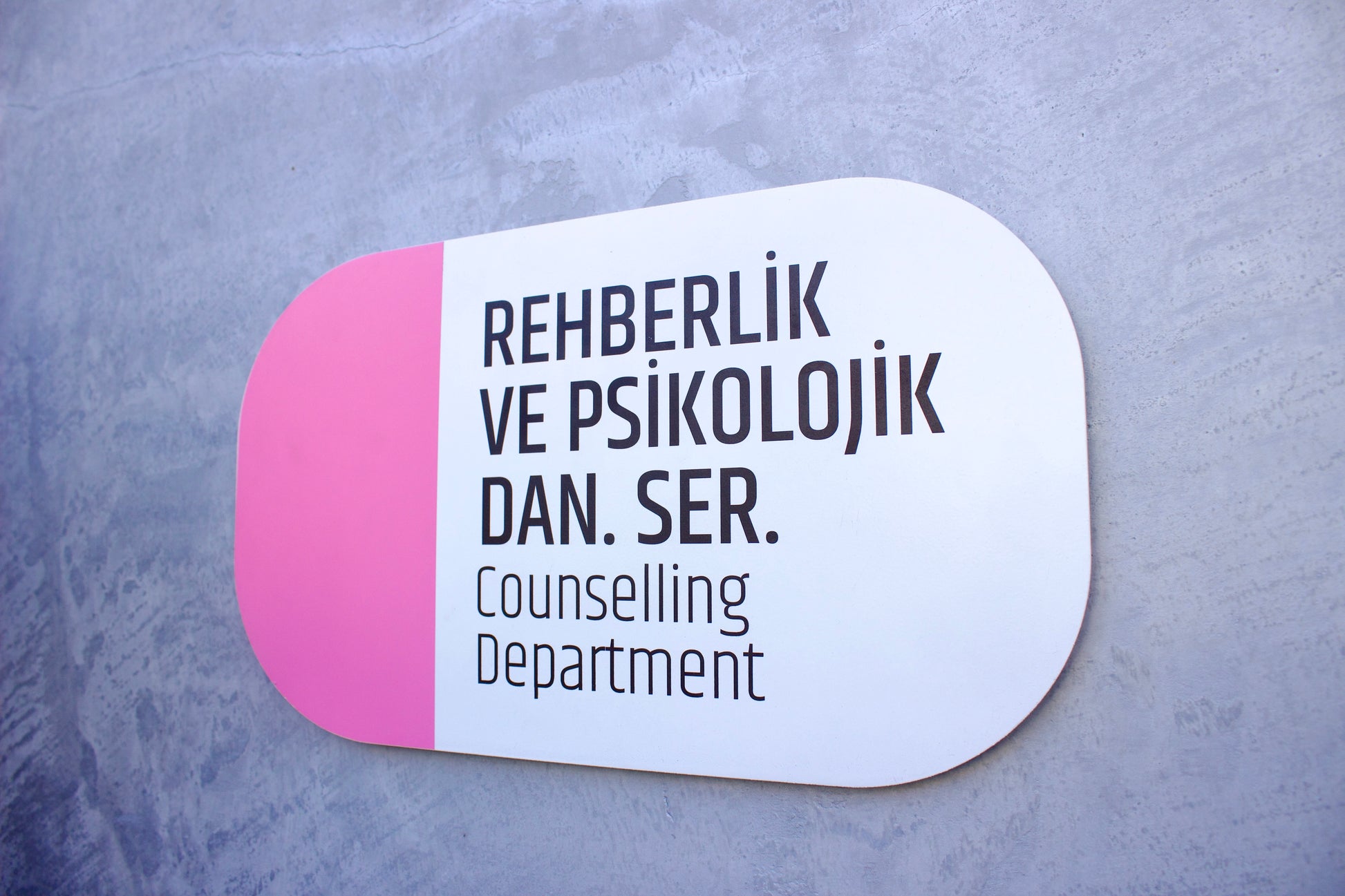 Ofis, okul ve kurumlarda kullanılan mahall isimlik tabelası