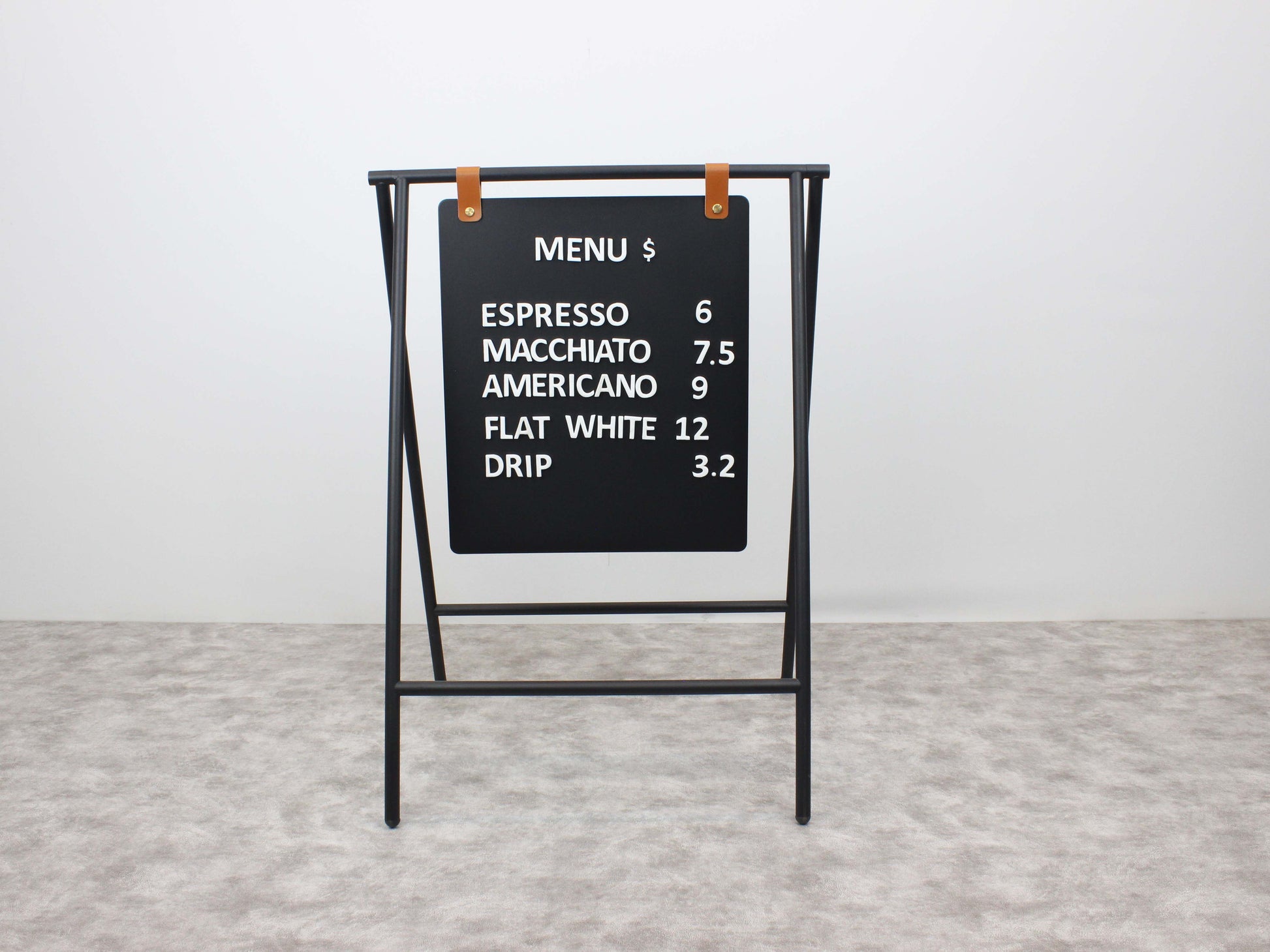 Manyetik harf seti özel kutusunda düzenli şekilde sunuluyor.