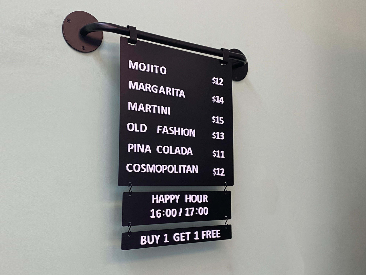 Mıknatıslı harflerle yazı değiştirilebilen ve duvara monte edilebilen siyah duyuru panosu.

