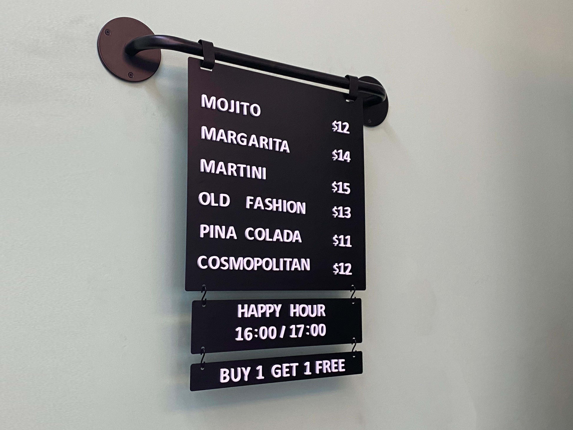 Mıknatıslı harflerle yazı değiştirilebilen ve duvara monte edilebilen siyah duyuru panosu.

