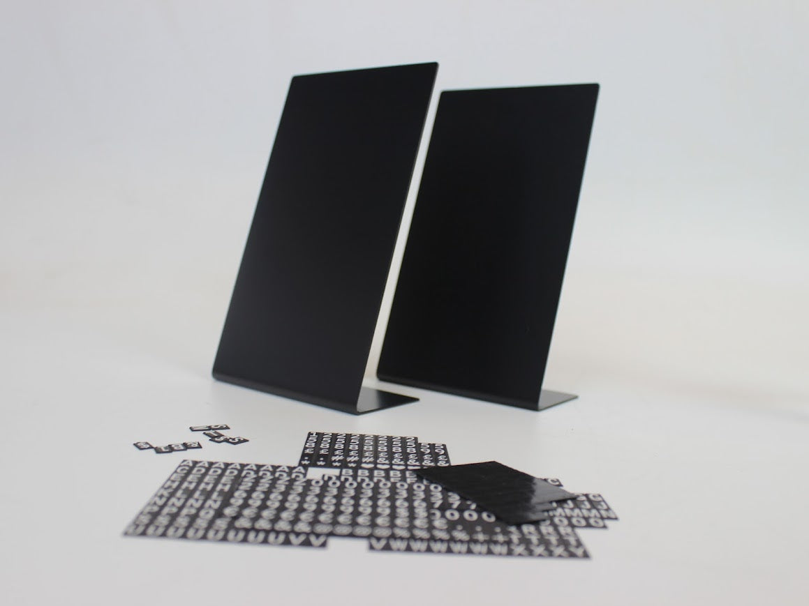 Masa üstü kullanıma uygun manyetik harfli pano.