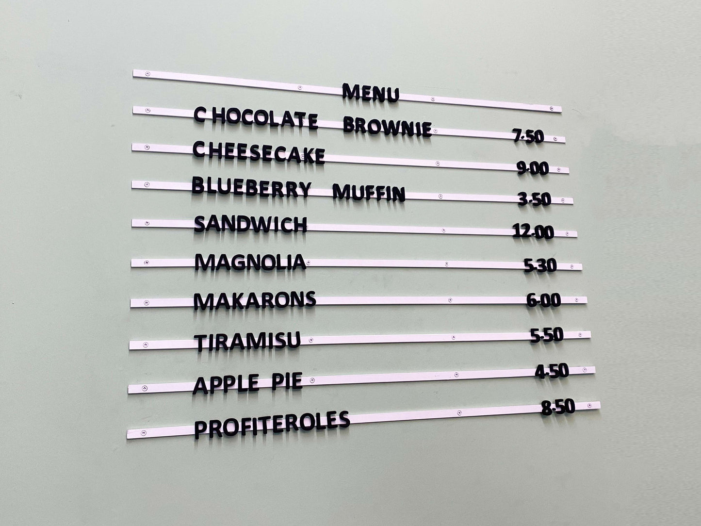 Mıknatıslı harflerle kolayca güncellenebilen pano.