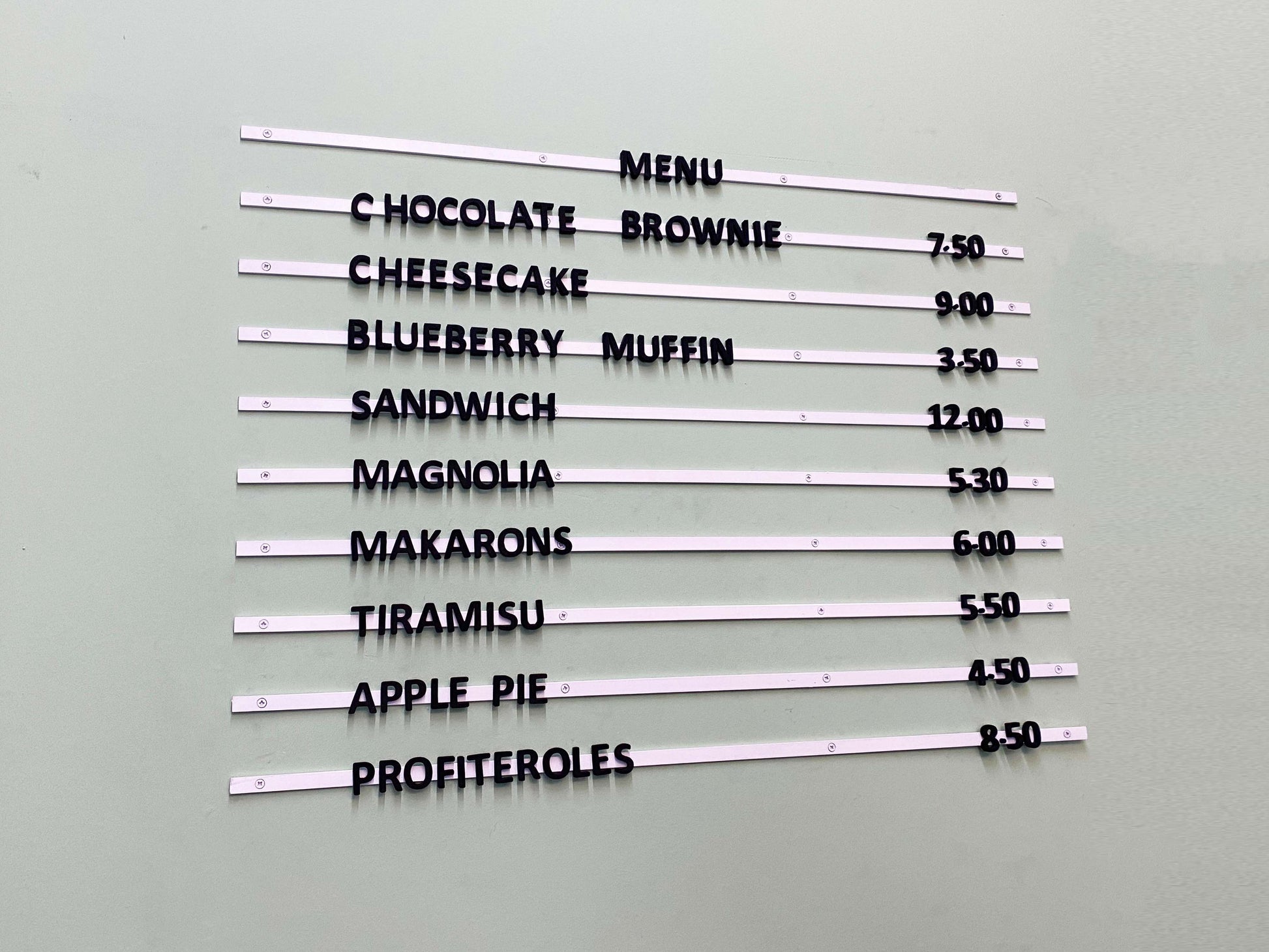 Mıknatıslı harflerle kolayca güncellenebilen pano.