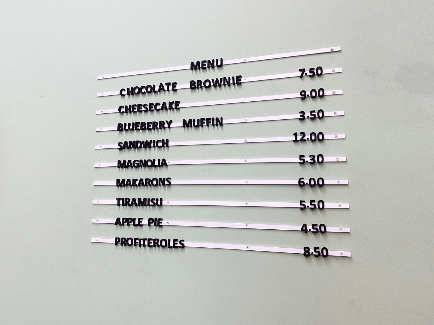 Kafe menüsünü pratik şekilde sergileyebileceğiniz metal pano.