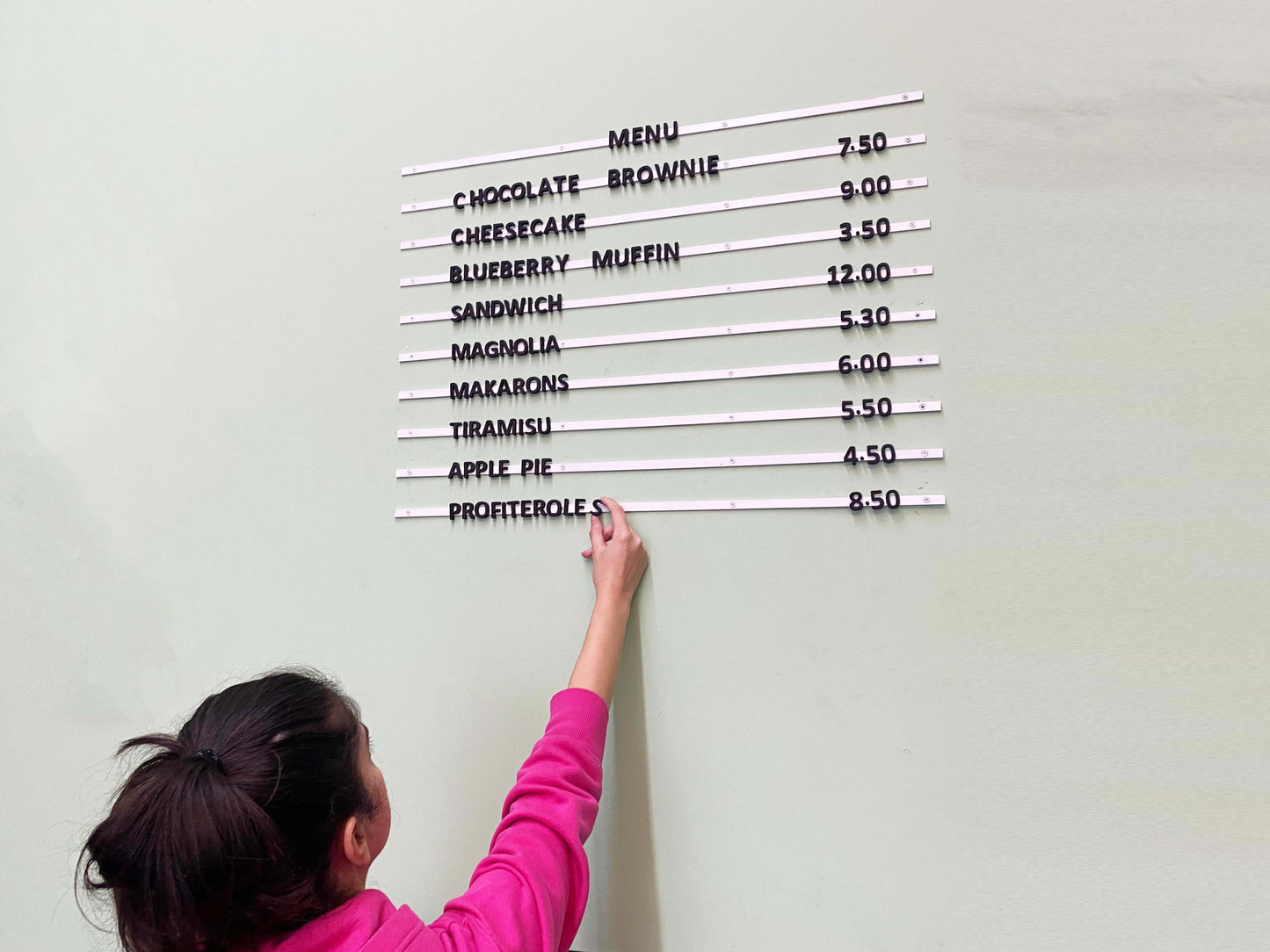 Otel kampanyaları için pratik ve estetik metal pano.