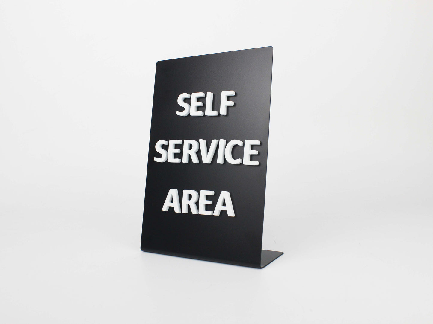 Manyetik harf setiyle gelen metal yazı standı