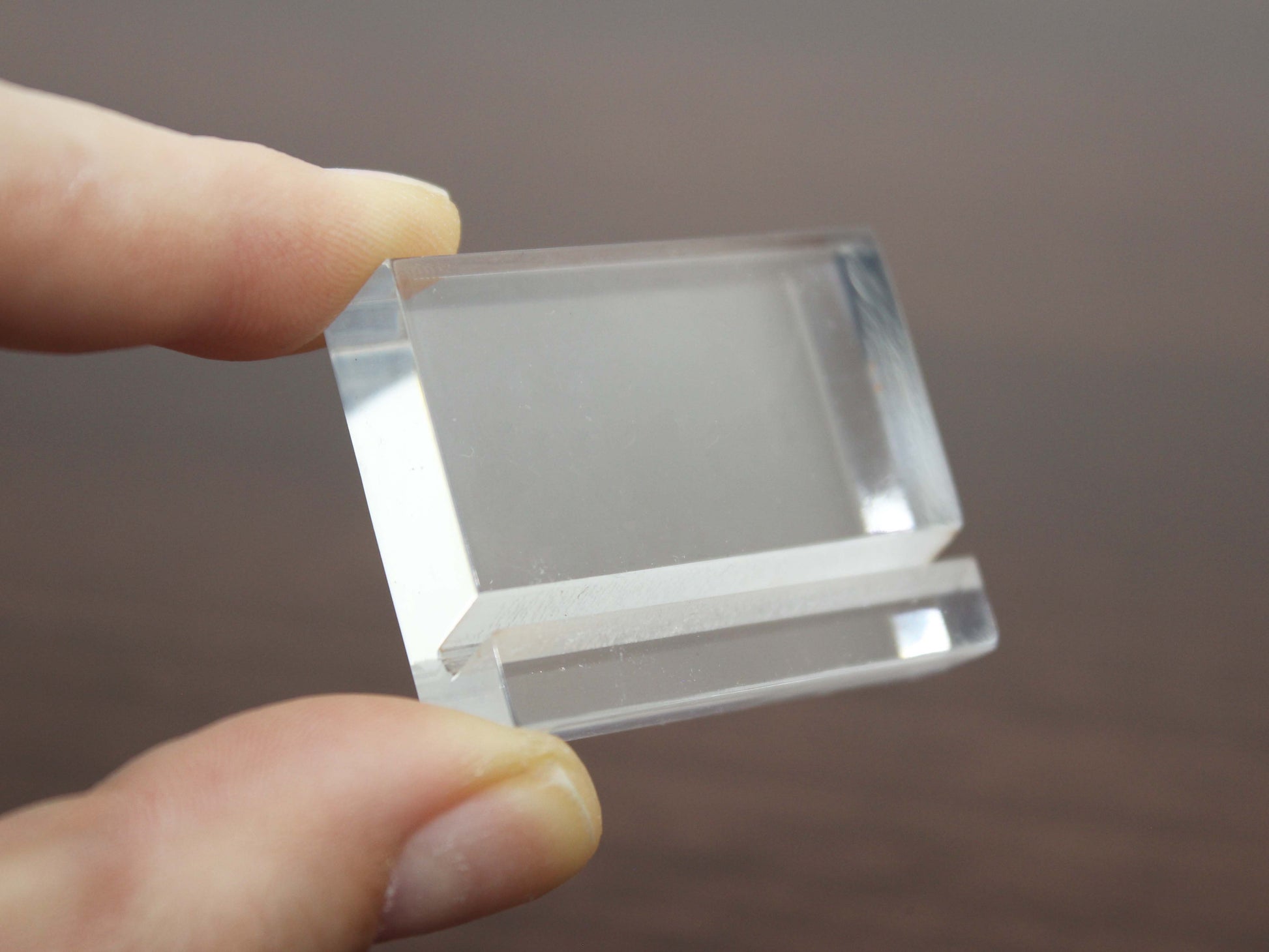 Davet masaları için akrilik masa isimliği, sade ve işlevsel tasarım.