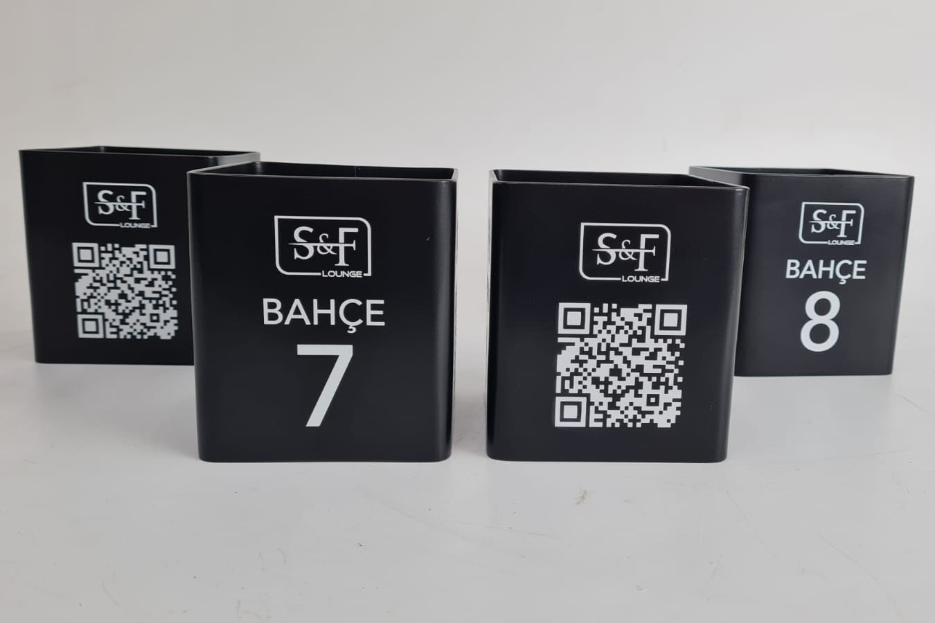 Üzerinde masa numarası bulunan, çok amaçlı metal masa kutusu