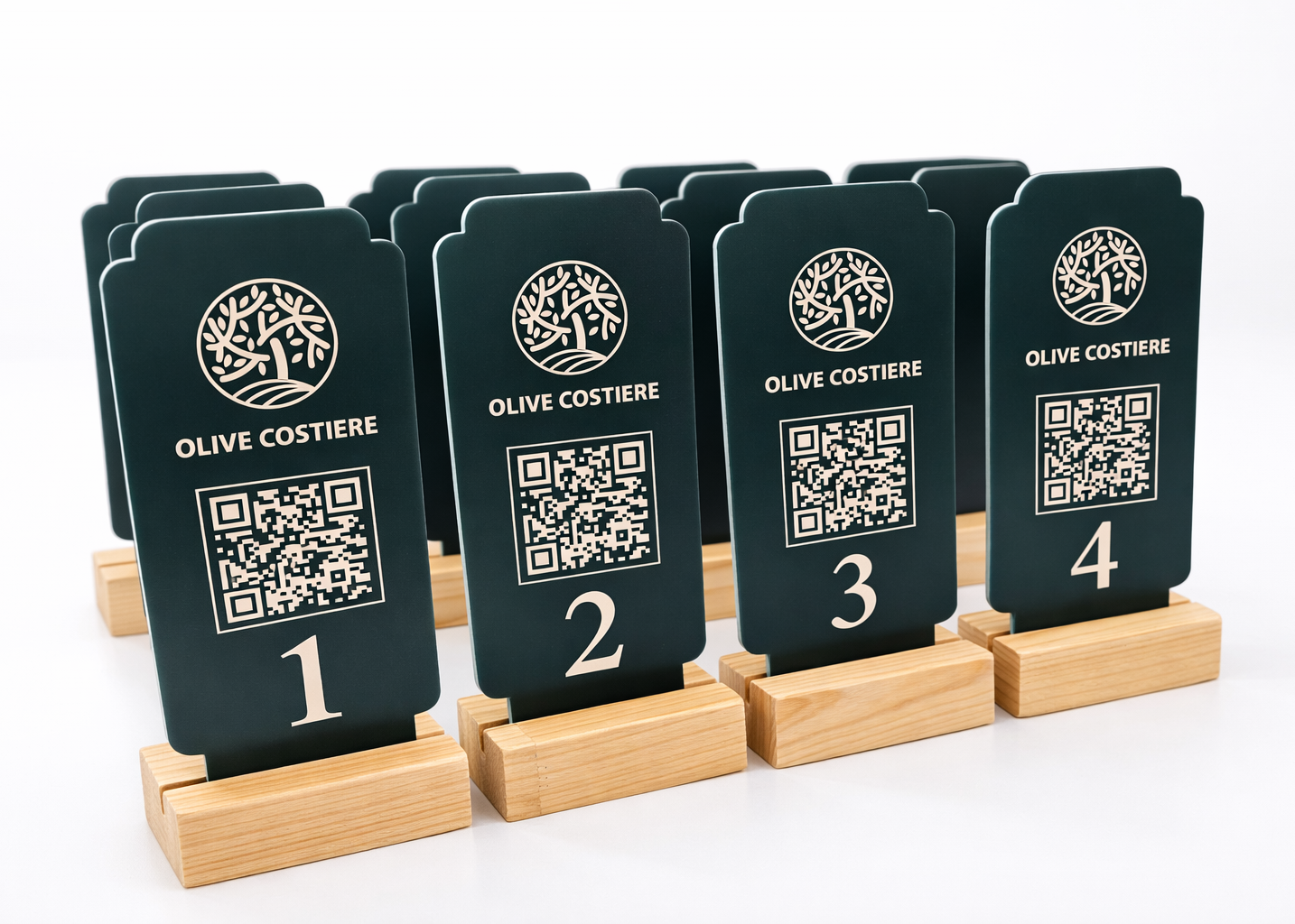 Masa numaralı QR kod menü çözümü ahşap ayaklı pleksi tabela