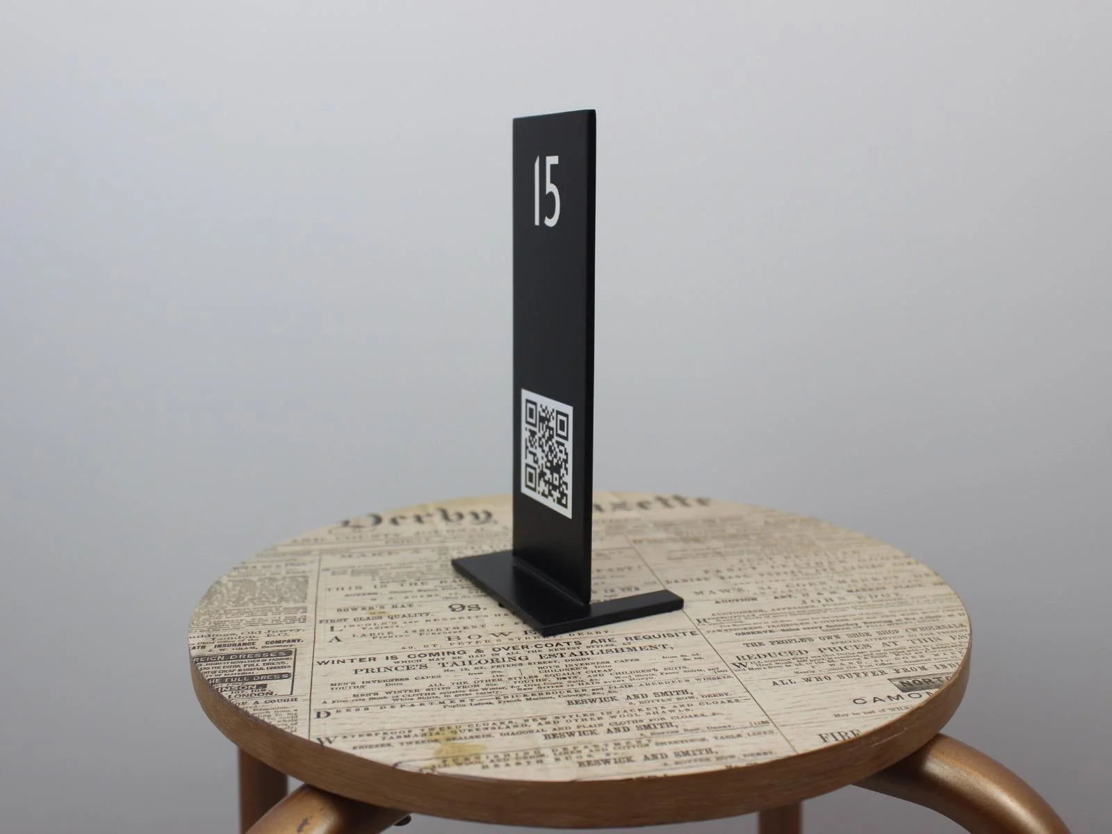 Masa numarası göstergesi olarak kullanılabilen dayanıklı metal QR stand.