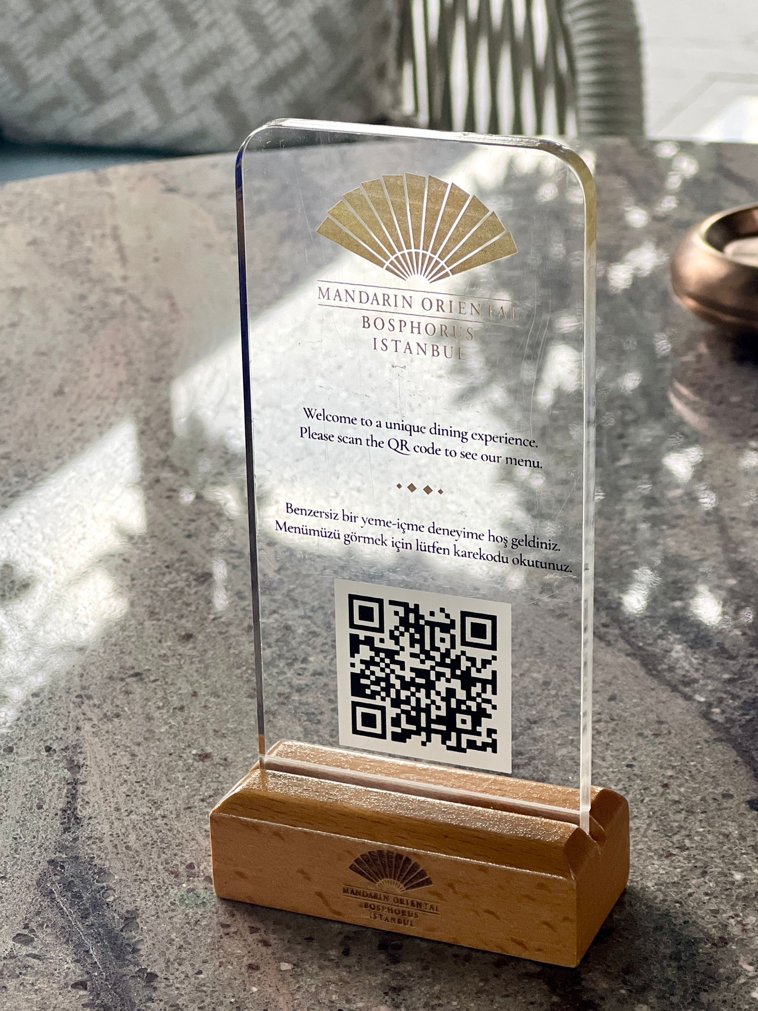 Masa ustu icin sade ve sik qr kodlu tanitim standi