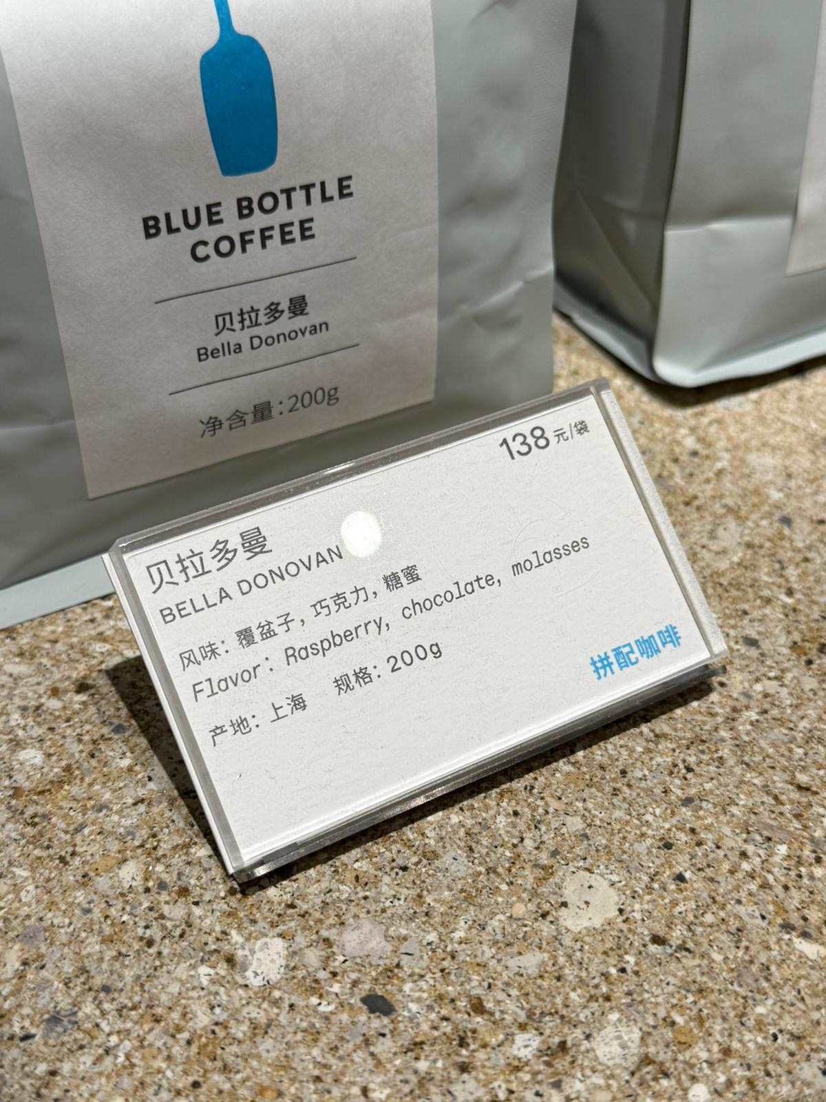 Restoran tezgahında kullanılan akrilik ve alüminyum bilgi kartlığı