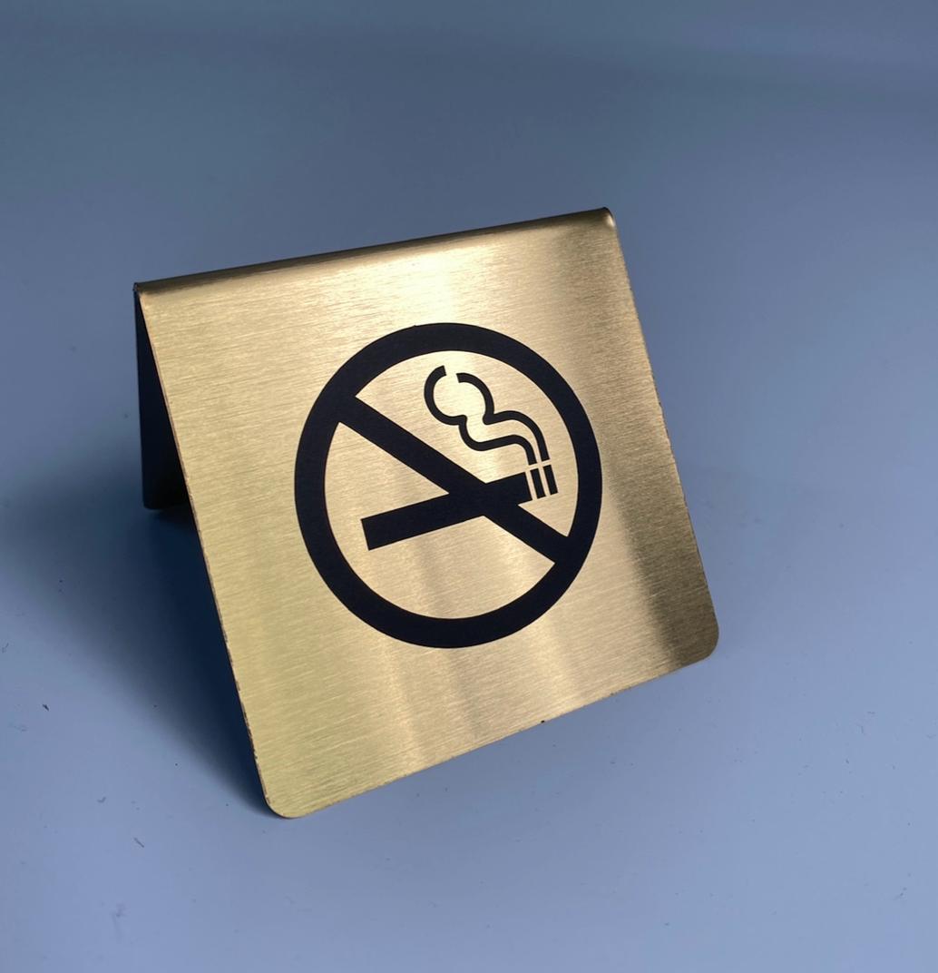 Masaüstü metal sigara içilmez tabelası, gold renkli ön yüz görünümü