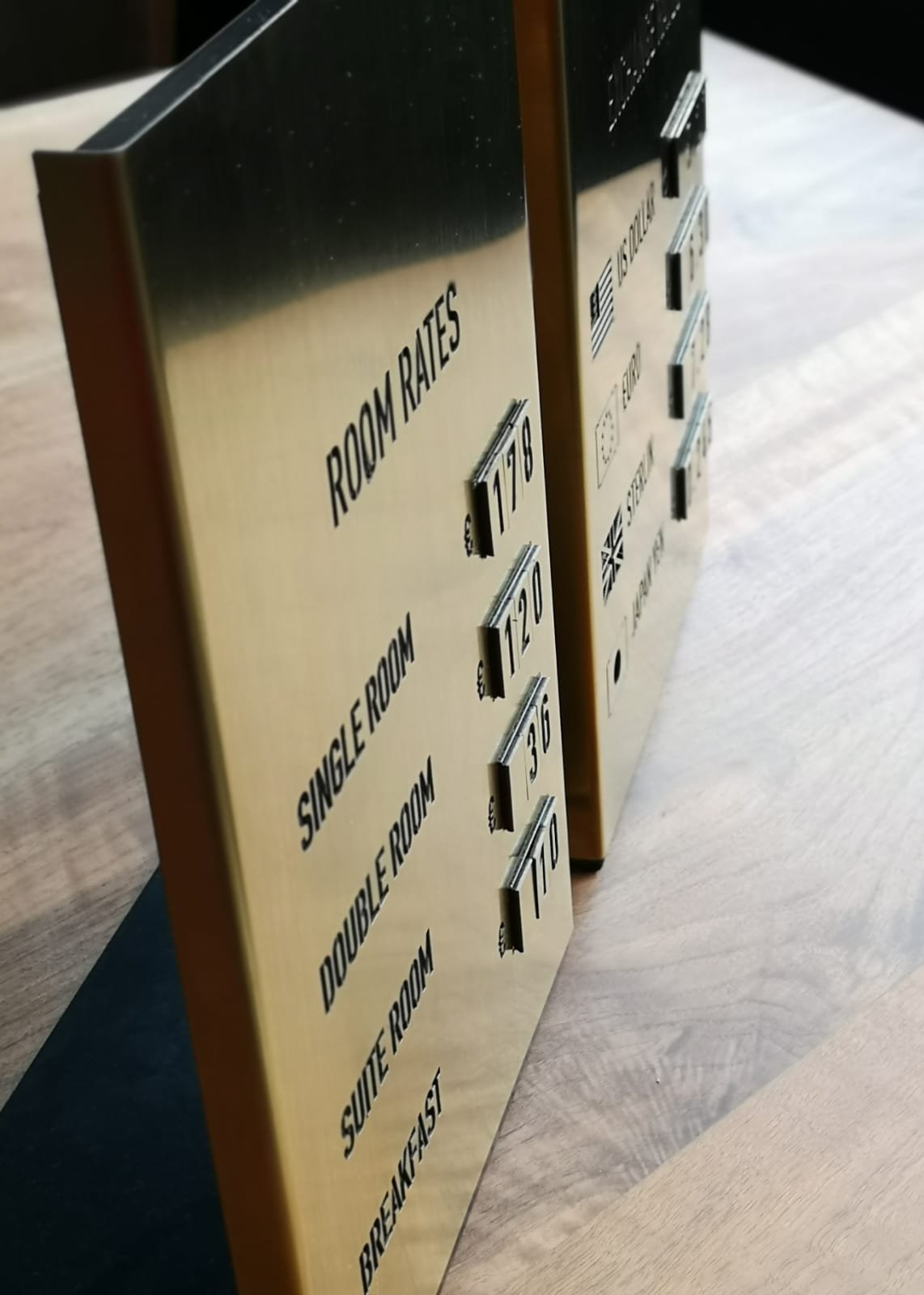 Hem döviz hem de fiyat panosu olarak kullanılabilen, mıknatıslı rakamlarla değiştirilebilir tasarım.