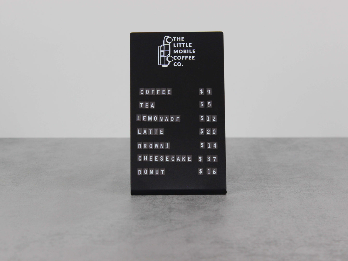 Metal gövdesi sayesinde devrilmeye dayanıklı masaüstü stand.