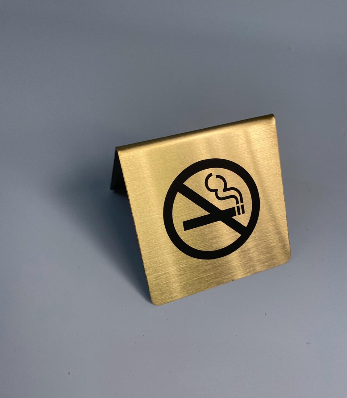 Gold renk uyarı levhası masaüstünde