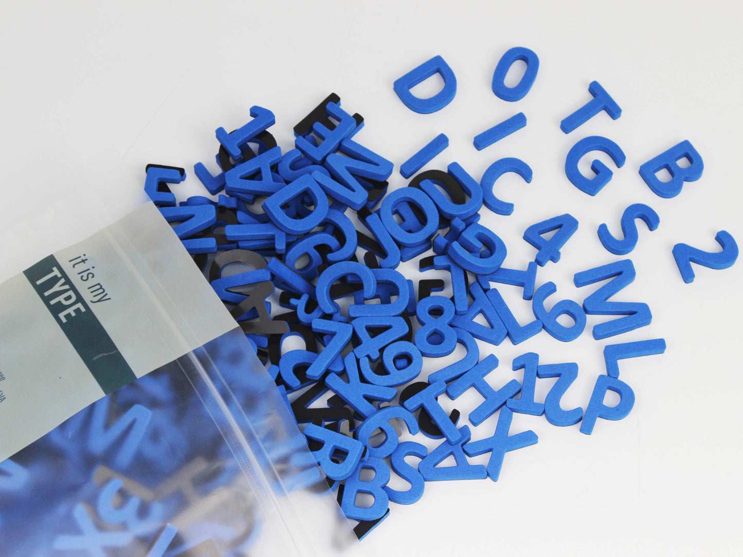 Mavi harflerin dış görünümü, çeşitli metal yüzeylere nasıl yapıştığını gösterir.