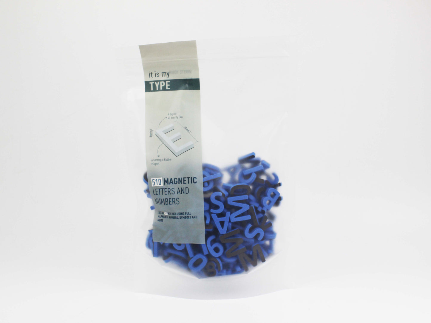 Mavi renkli mıknatıslı harfler, kutu içinde düzenli bir şekilde sunulmaktadır.