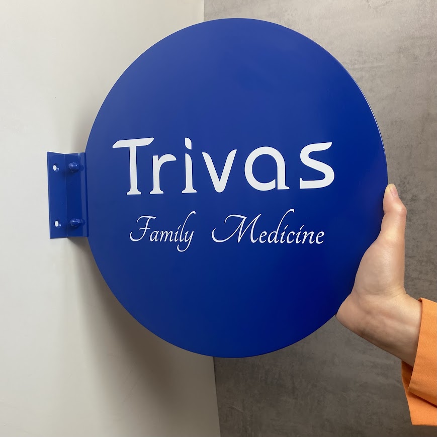 Göz alıcı mavi renkte tasarlanmış, duvara monte metal tabela.