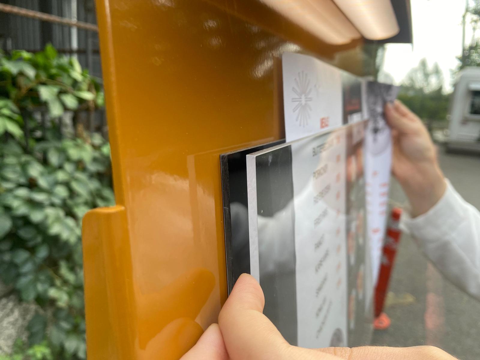 Şeffaf akrilik panel kolayca açılarak menü değişimi yapılabilir.