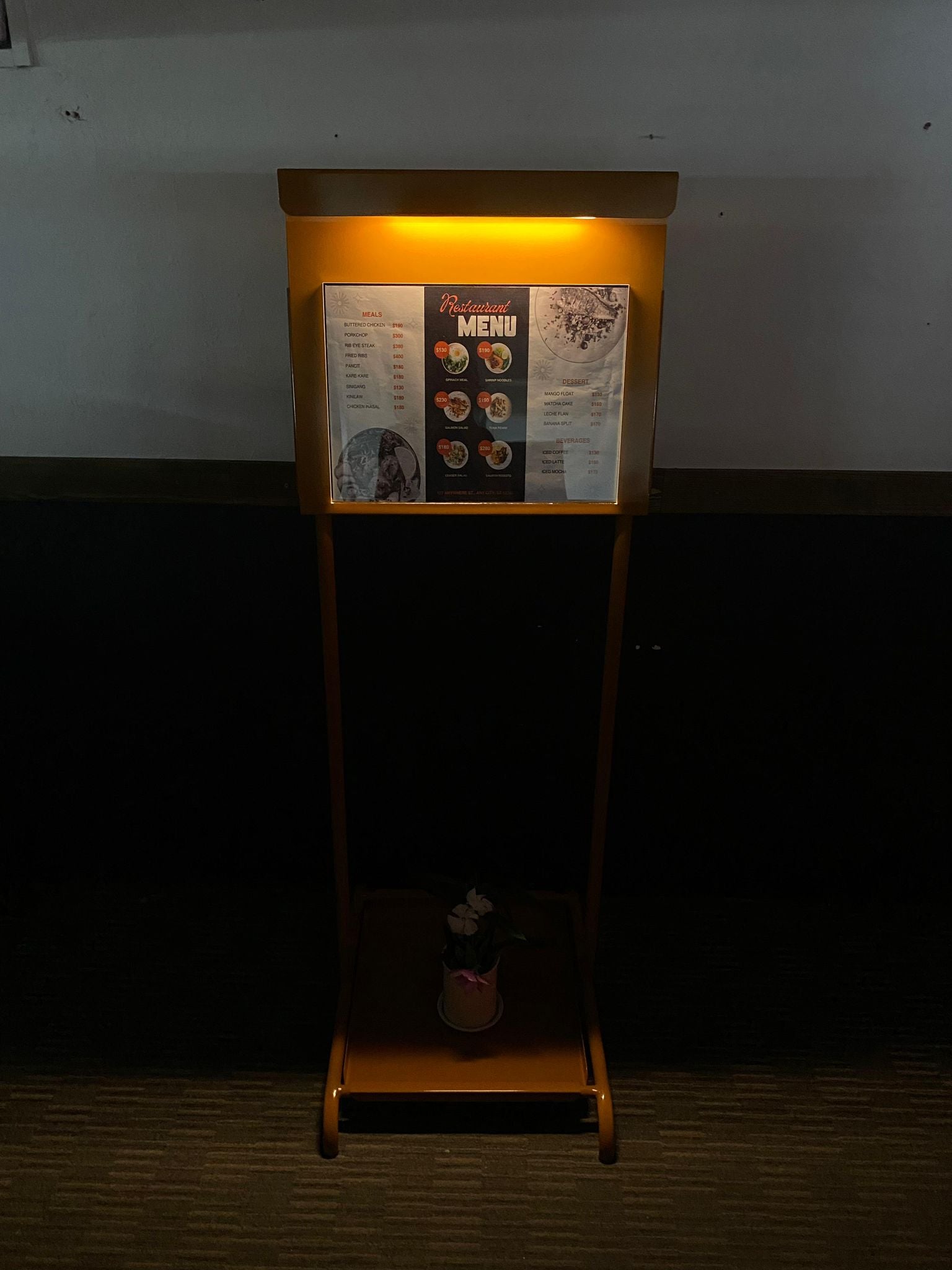 Menü, fiyat listesi veya duyuru ekleyebileceğiniz şık tasarımlı pano.