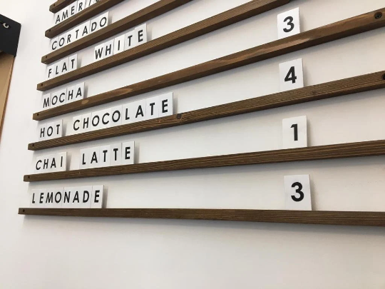 Restoran ve kafeler için duvara monte edilebilen beyaz PVC harfli menü panosu.