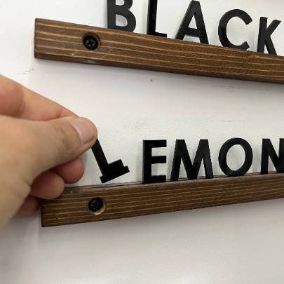 Menü panosunda akrilik harflerin çıtalara yerleştirilmesi