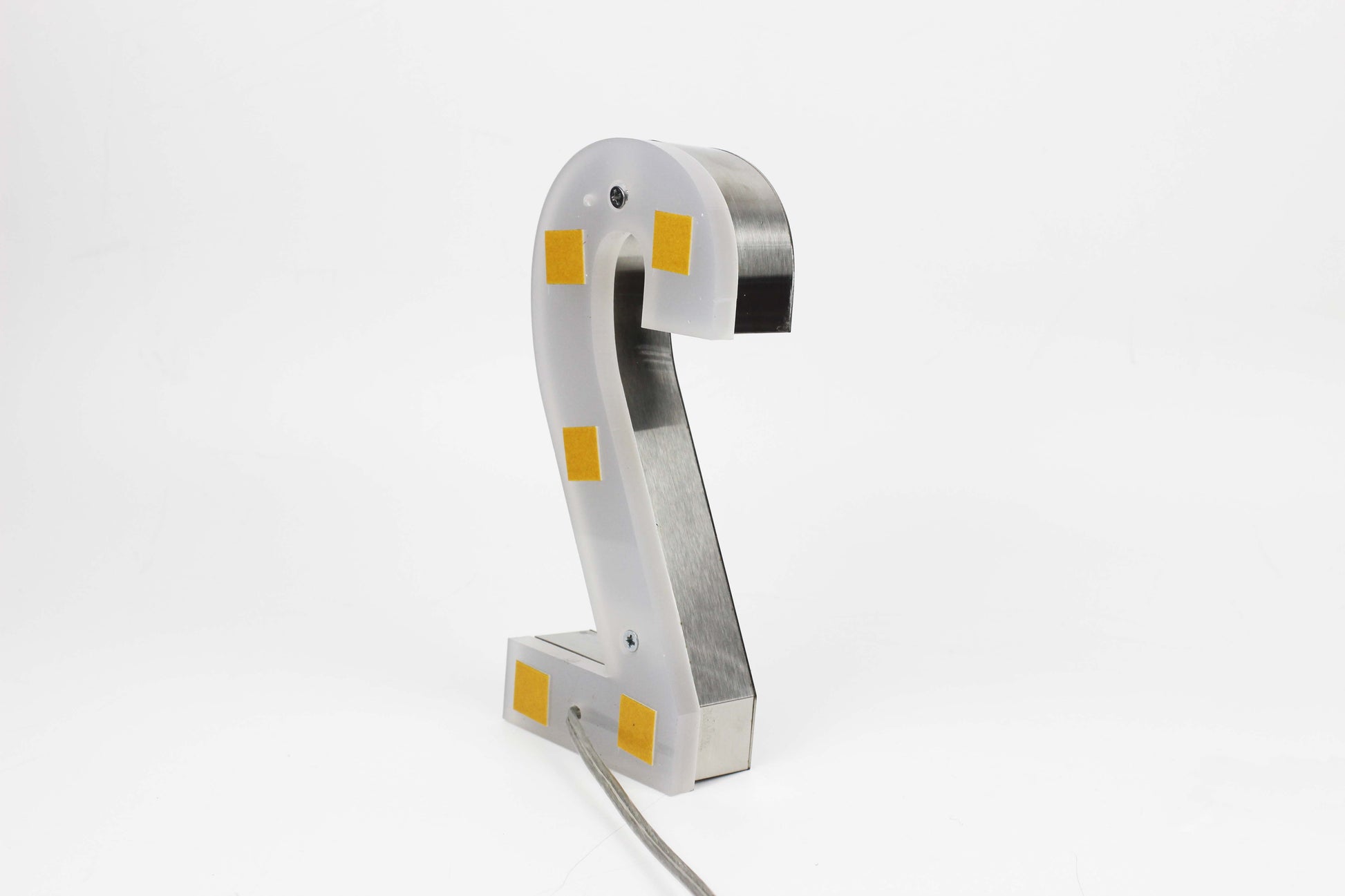 Çift taraflı bant ile kolay montaj yapılabilen metal ışıklı kapı numarası.