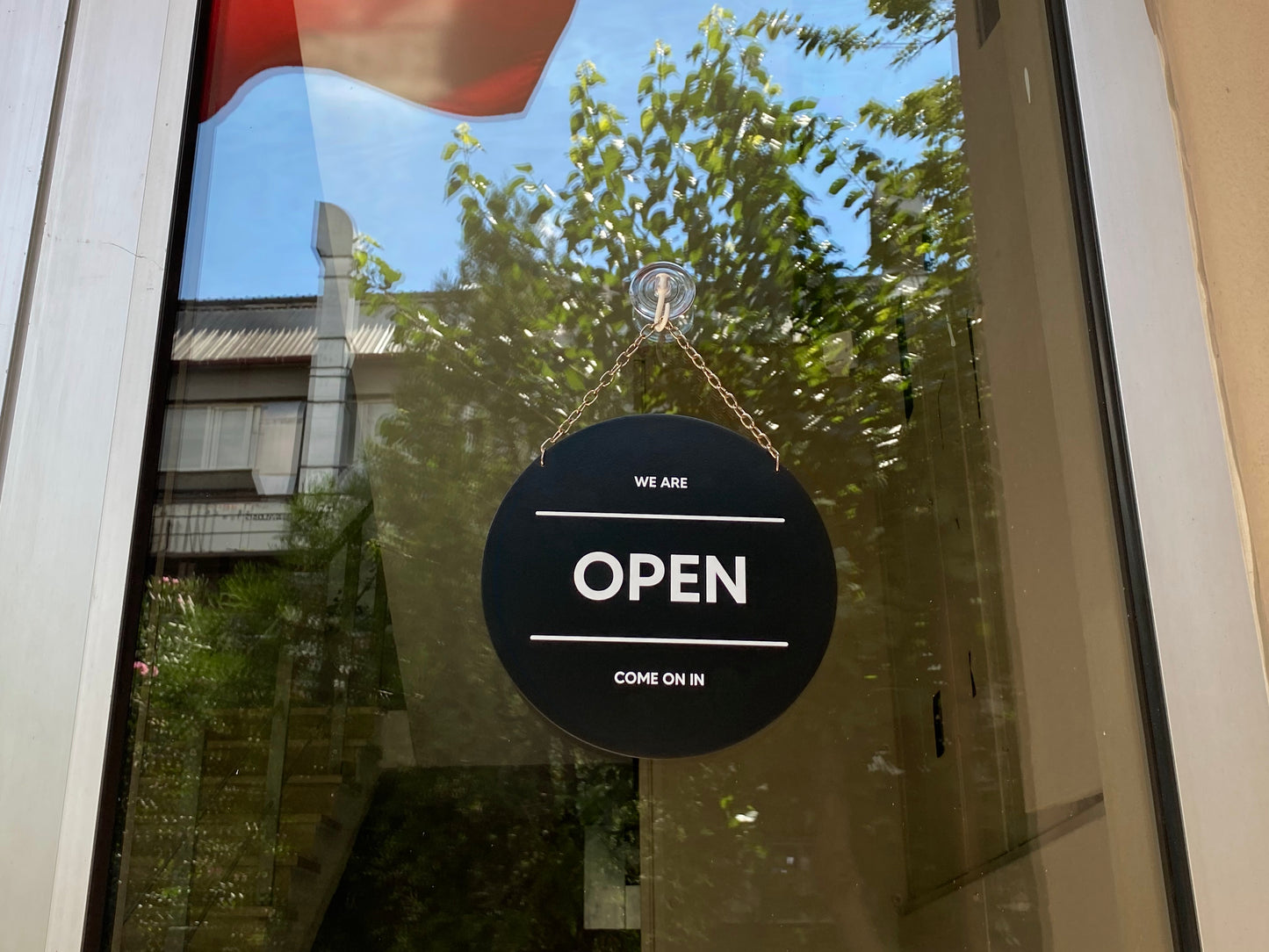 Restoran girişinde kullanılan modern tasarımlı metal açık kapalı tabela